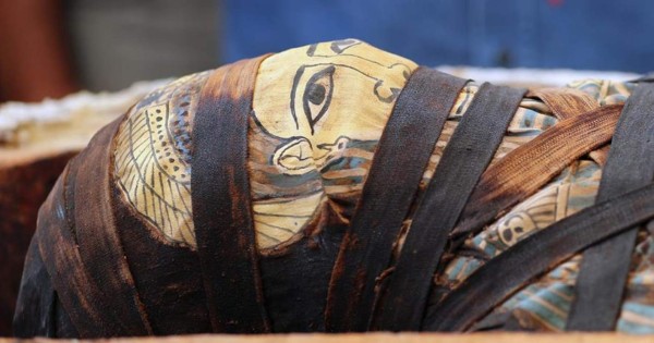 Egipto saca a la luz 59 sarcófagos de hace 2,600 años con sus momias intactas