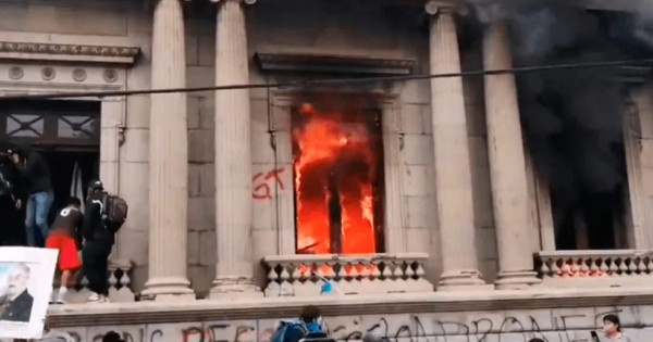 Cientos de manifestantes toman el Congreso de Guatemala y le prenden fuego