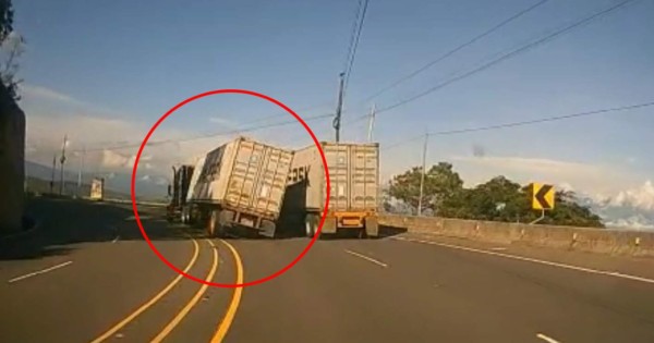 VIDEO: Rastra se vuelca en la carretera CA-5 en Comayagua