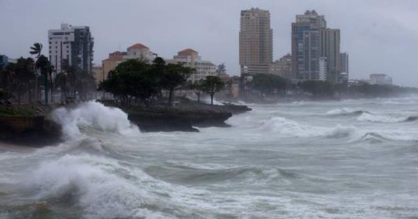 Se forma depresión tropical cerca de Florida que podría escalar a tormenta