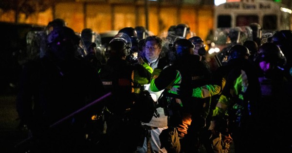 Policía carga contra periodistas durante manifestación antirracista en EEUU