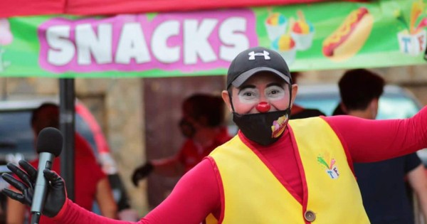 Payaso hondureño 'Caramelo' abre dulce emprendimiento de snacks a domicilio