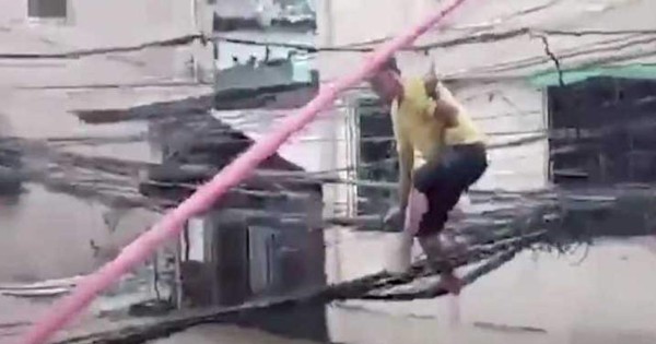 Video viral: hombre camina sobre cables de alta tensión para poder llevar comida a su familia