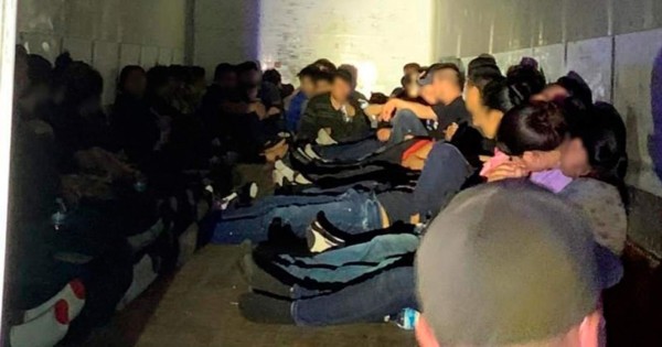 Patrulla Fronteriza detecta a migrantes hondureños que viajaban hacinados en un tráiler