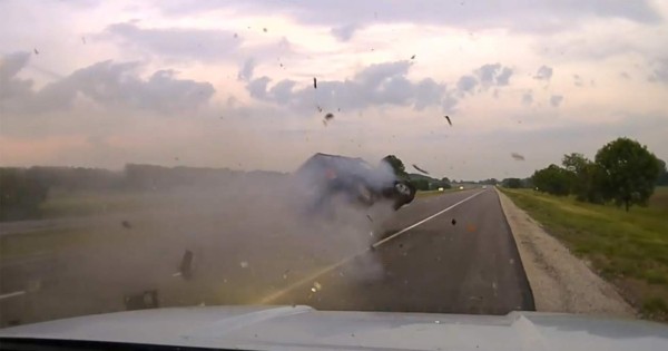 De película: Conductor ebrio choca brutalmente contra una patrulla de Policía