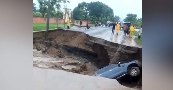 Tormenta tropical Eta: Se abre hoyo en carretera de Yoro y se 'traga' un carro
