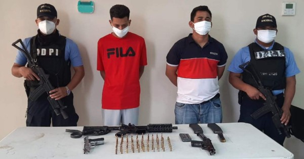 Supuestos integrantes de la MS-13 son capturados con un fusil AR-15