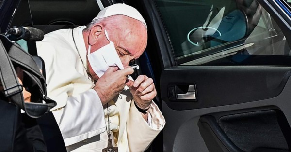 El papa Francisco visto por primera vez con mascarilla