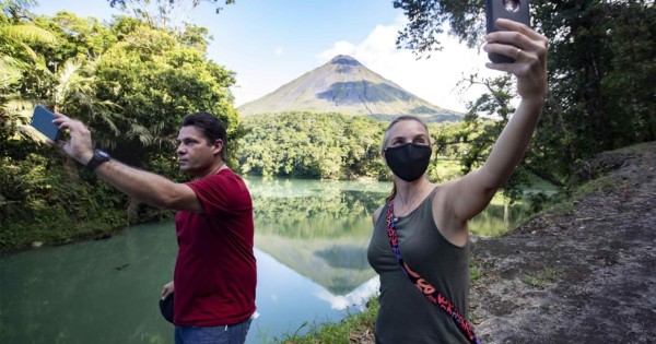 Costa Rica se abre a más turistas de EEUU en momento crítico de pandemia