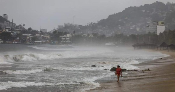 Genevieve se convierte en huracán en el Pacífico mexicano y causa lluvias