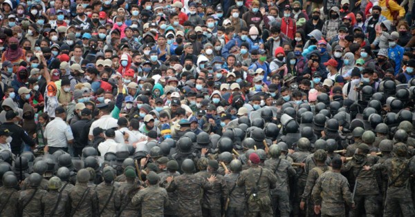 Guatemala disuelve con el uso de la fuerza a caravana de hondureños migrantes