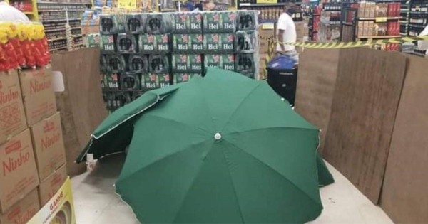 Hombre muere en un supermercado en Brasil, cubren el cadáver y tienda sigue abierta
