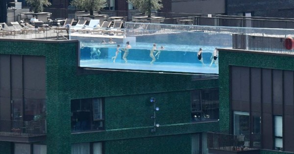 Mega viral: Inauguran una piscina transparente y flotante a 35 metros de altura en Londres