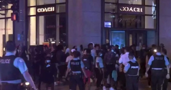 Más de 20 detenidos y 17 agentes lesionados tras disturbios en Chicago