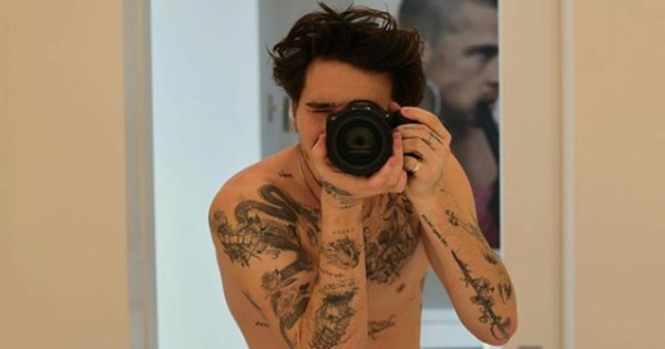 Brooklyn Beckham se autorretrata en modelaje para jeans