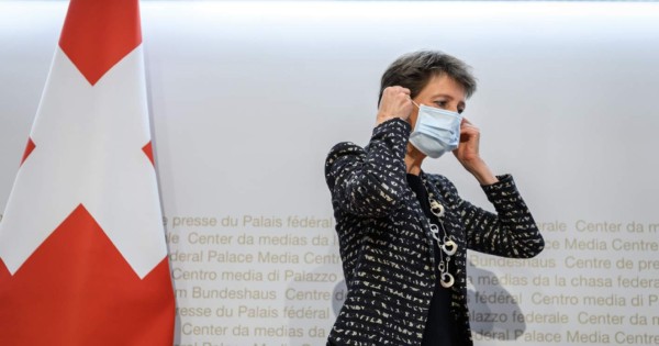 Suiza obligará a usar mascarilla en lugares cerrados por rebrote de la pandemia