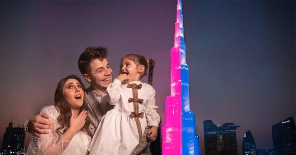 Video viral: iluminan la torre más alta de Dubái para realizar 'gender reveal'