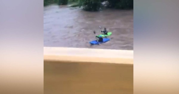 Hondureños desafían a la poderosa Tormenta Eta y hacen kayak en caudaloso río