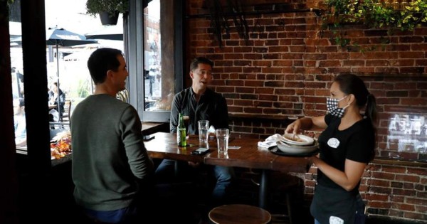 Nueva York reimpone restricciones a los restaurantes y limita las reuniones