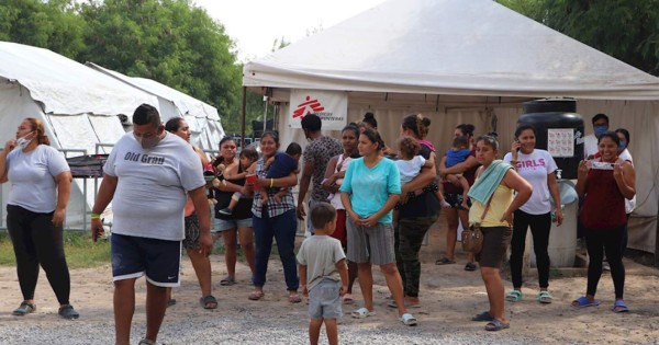 Migrantes reclaman servicios básicos en campamentos de frontera México-EEUU