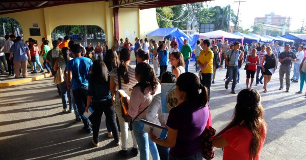 Más de tres mil jóvenes realizan prueba para ingresar a la Unah-vs