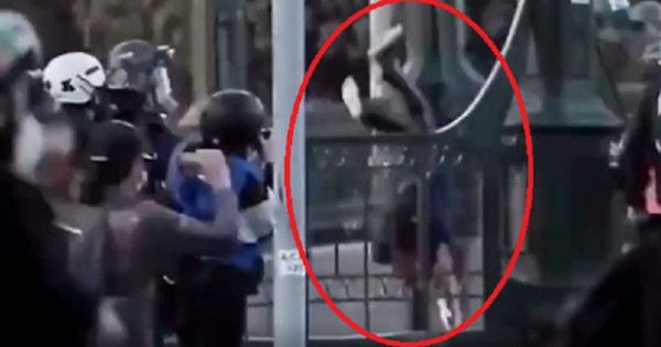 Video: policía lanza a joven de un puente en Chile