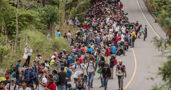 México restringe paso de guatemaltecos por posible llegada de caravanas