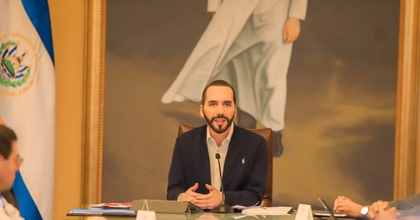 El Salvador: llega parte del cargamento de 10 millones de mascarillas que compró Nayib Bukele  