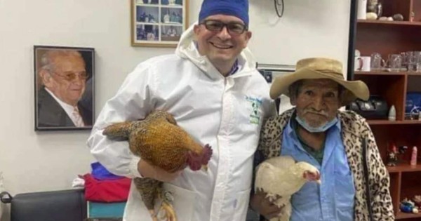 Viral: Paciente mayor 'pagó' con dos gallinas a médico por una cirugía y conmueve en redes