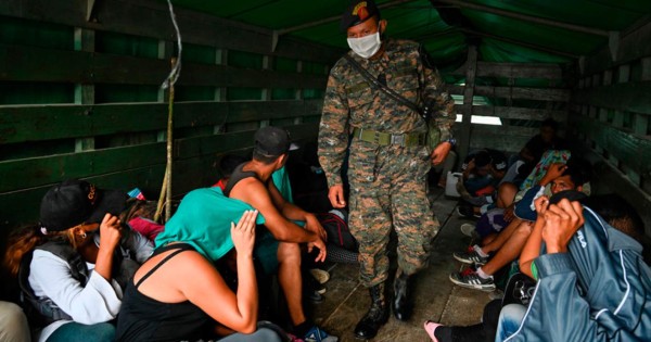 Más de 500 hondureños de la caravana migrante regresan a Honduras