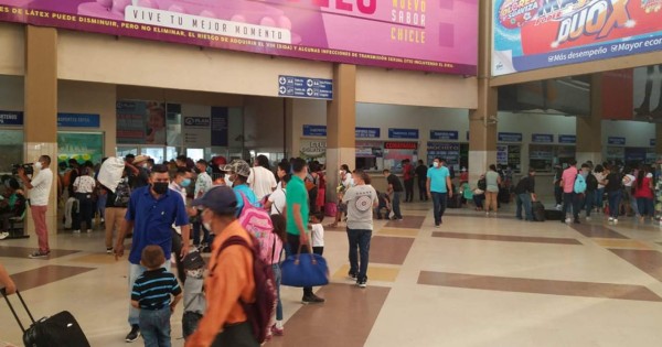 Terminal de buses de San Pedro Sula luce abarrotada de viajeros