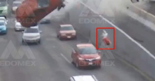 Video viral: brutal choque en el Periférico; motociclista sale volando por los aires