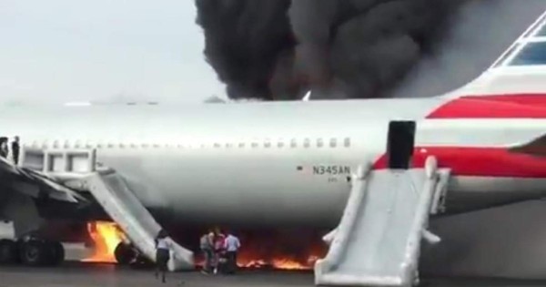 Se incendia avión a punto de despegar en aeropuerto de Chicago