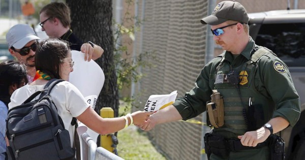 EEUU envía más agentes a Texas para frenar la oleada de migrantes