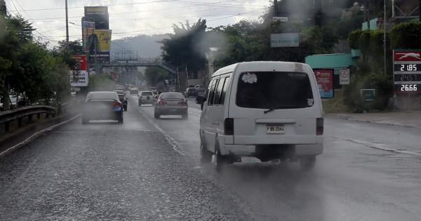 Onda tropical seguirá dejando lluvias este martes en Honduras