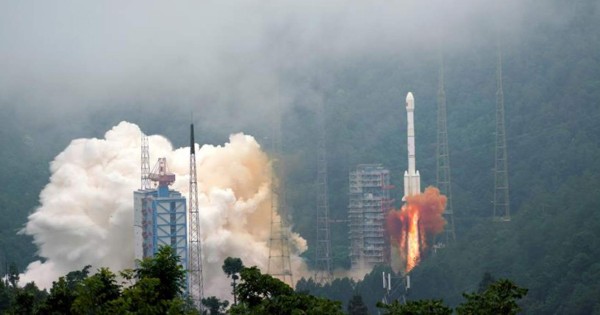 China lanza con éxito una sonda a la Luna para recolectar muestras
