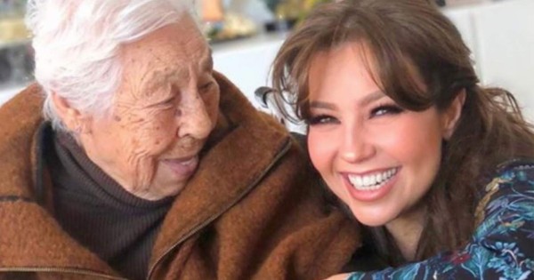 Thalía lamenta el estado de salud de su abuela Eva de 103 años