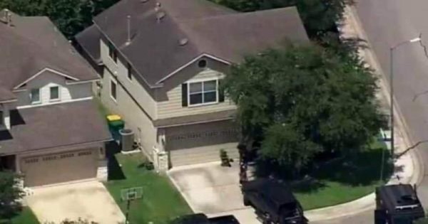 Hallan muerta a una familia en el garaje de su casa en Texas