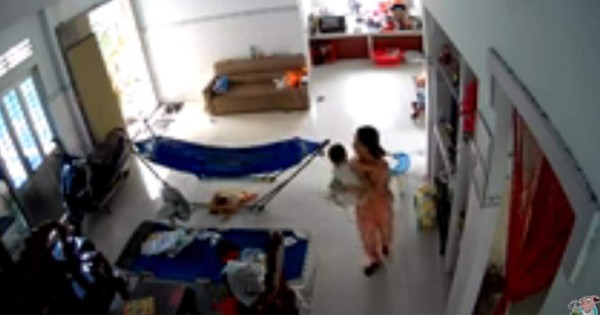 Video viral: Mujer huye con su bebé al descubrir una enorme serpiente en su casa