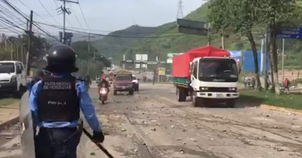 Con bombas lacrimógenas desalojan a pobladores de Chamelecón