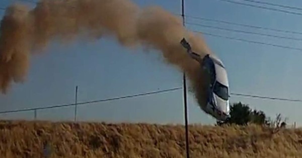 Video viral: Auto voló más de 15 metros antes de chocar en autopista de EEUU