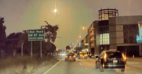 Video viral: Meteorito surca el cielo en el sur de Florida