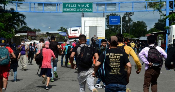 Al menos 3,000 migrantes hondureños ingresan a Guatemala en su ruta hacia EEUU