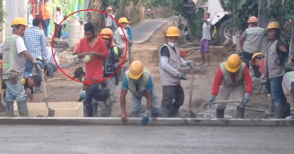 Video viral: Hombre 'borracho' se pasea por calle recién pavimentada