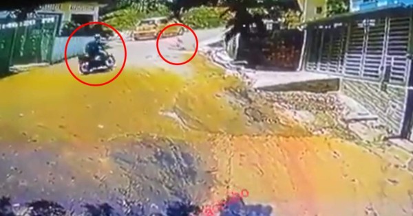 Video: Heroico motociclista salva a bebé que cruza calle en andador