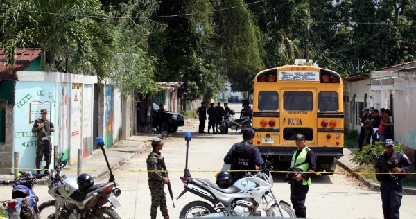 Ultiman a tres jóvenes dentro de bus urbano en San Pedro Sula