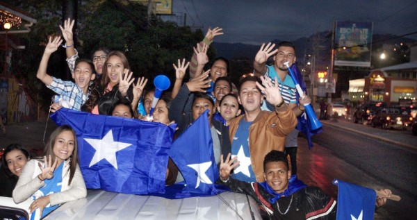 Con caravanas, nacionalistas reafirman apoyo a Hernández