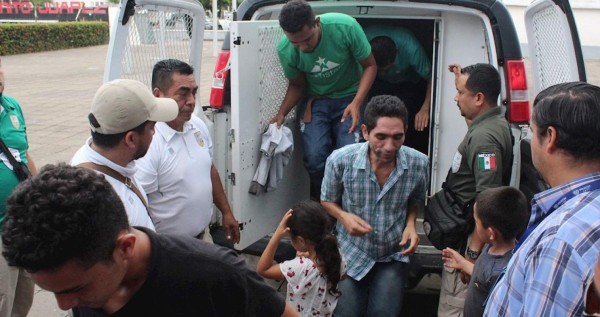 Rescatan a 45 migrantes hondureños secuestrados en México