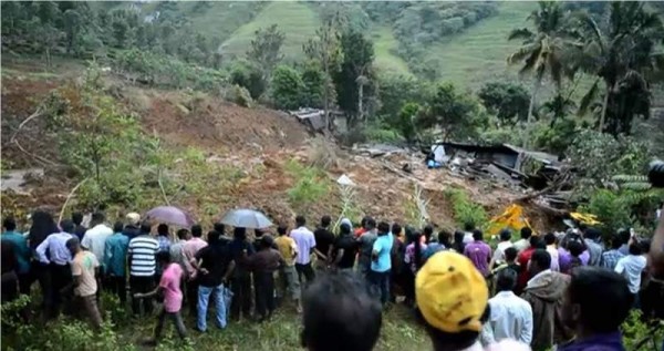 El alud de barro deja 100 enterrados vivos en Sri Lanka. Foto AFP.
