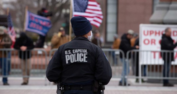 Renuncia jefe de la policía del Capitolio tras asalto de seguidores de Trump